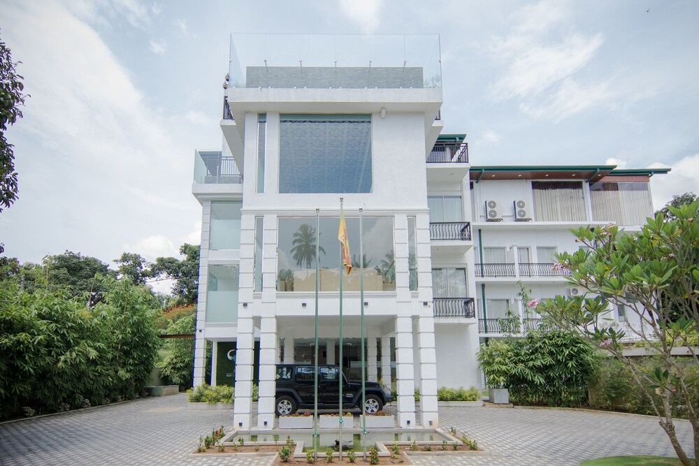 Elephant Bath Hotel By Oyo Rooms — Kandy