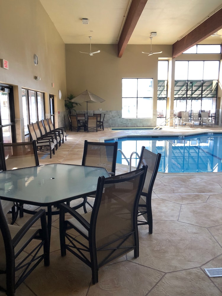 Express Suites Riverport Inn & Suites - photo 39
