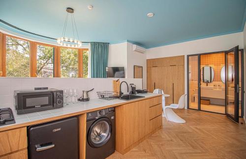 Panoramic Studio Apt in Tbilisi Center By Wehost