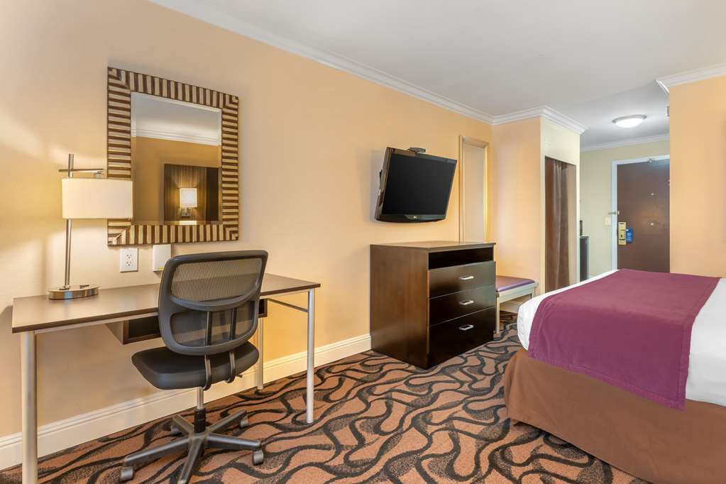 Best Western Plus Airport Plaza - photo 30