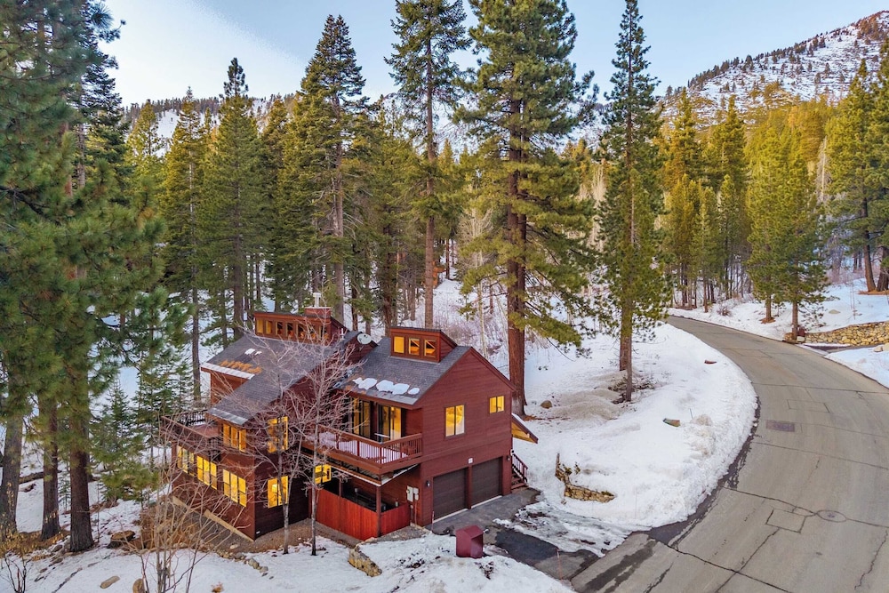 Views Mins to Skiing Lake & Incline Village Incline Serenity by Avantstay in Incline Village, United States