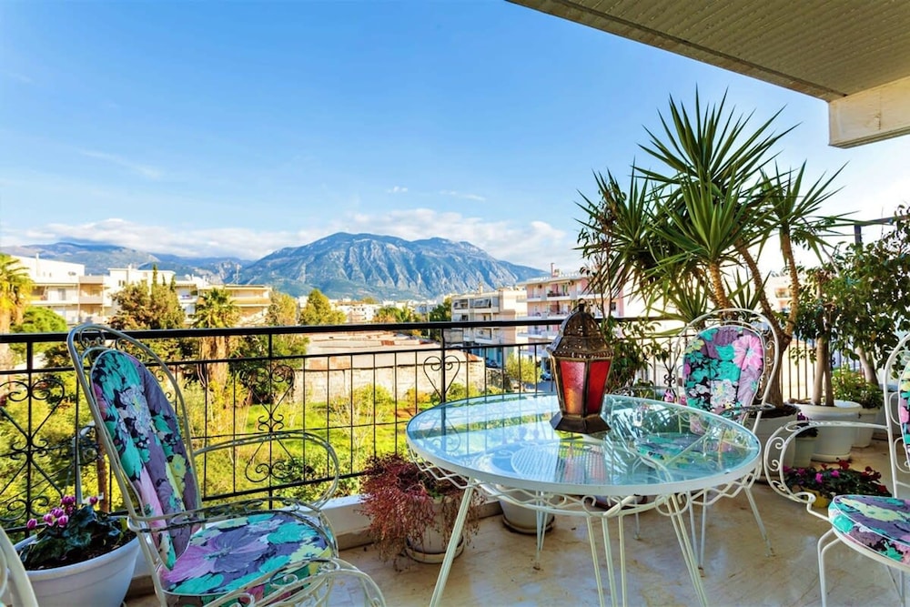 Bright Comfy Flat Near the Beach the City Center in Kalamata, Greece