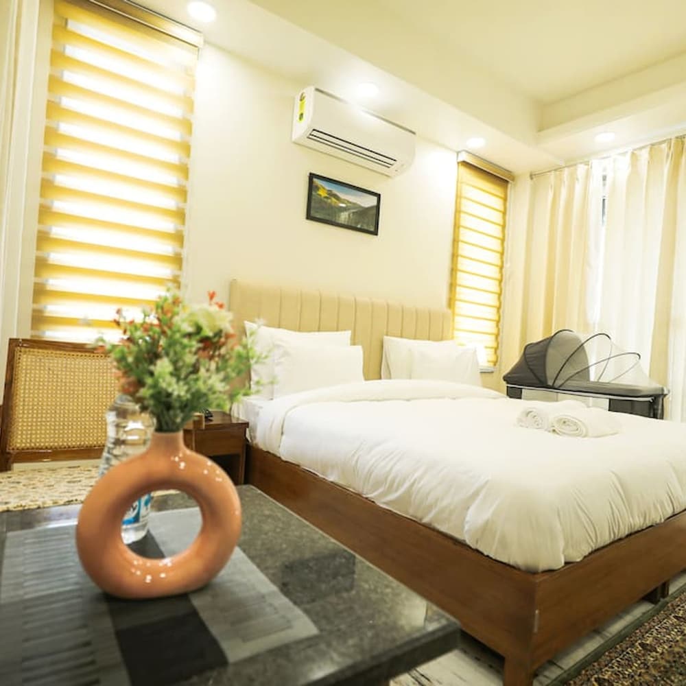 Child Friendly Retreat w Balcony tub King Bed