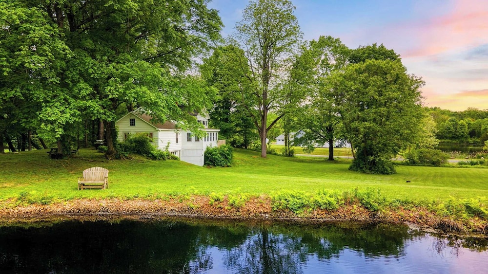 Pondfront Gem Minutes from Hudson s Best Shops Cafes The Stillwater House — 4-Star Luxury Hotel in Hudson, United States