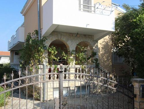 Anna Great Location & Family Friendly A3 — hotel in Pirovac