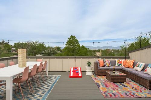 Hot Tub with Rooftop a Game Room and 5 Bathrooms in Denver, United States
