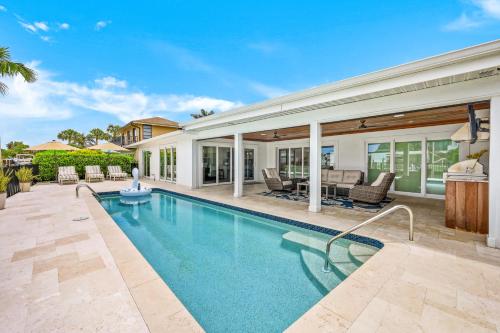 Beach Life Close To Vanderbilt Beach & ON THE WATER Private Oasis in Naples, United States