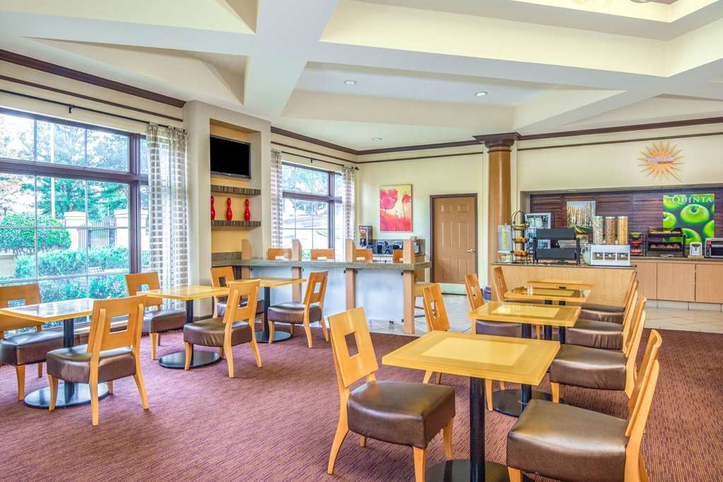 La Quinta Inn & Suites by Wyndham Atlanta Ballpark Galleria - photo 55