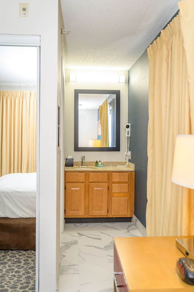 Hawthorn Suites by Wyndham Philadelphia Airport - photo 20