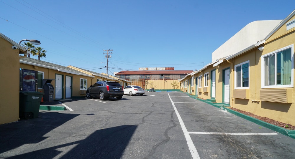 Signal Hill Motel - photo 23