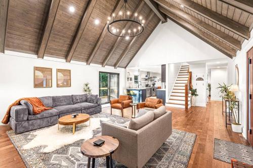 Wooded Oasis HotTub Sauna GameRoom 15min 2 AVL in Juneau, United States