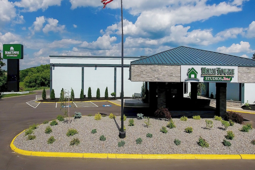 HomeTowne Studios by Red Roof & Conference Center Cortland - photo 45