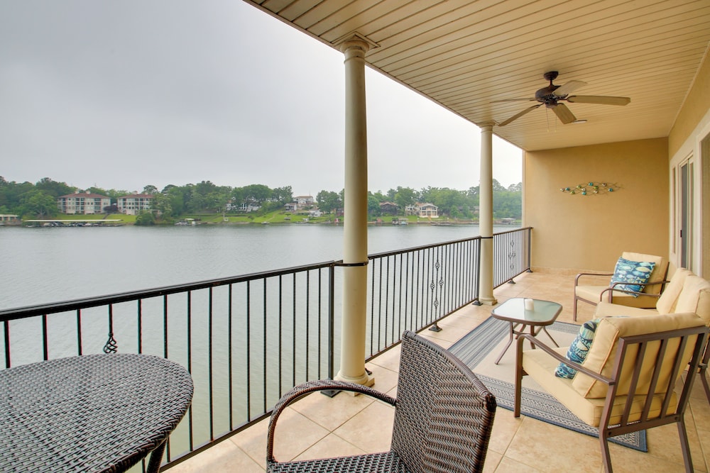 Pool And Lake Hamilton Access Hot Springs Condo — 4-Star Luxury Hotel in Hot Springs, United States