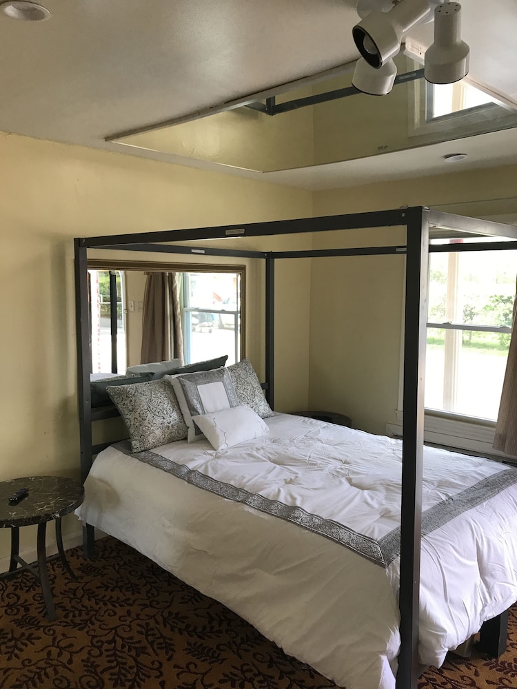 Presidential Inn & Suites - photo 17
