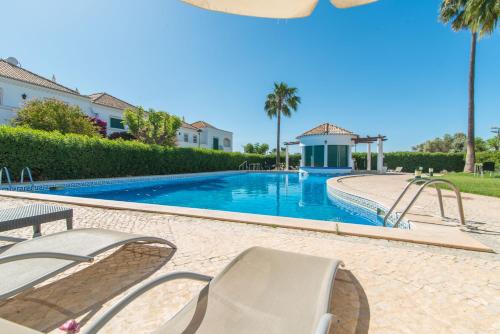 Casa Oceanus 2BDR w Pool & Relaxing Balcony 5 mins Downtown — 4-Star Luxury Hotel in Cabanas De Tavira, Portugal