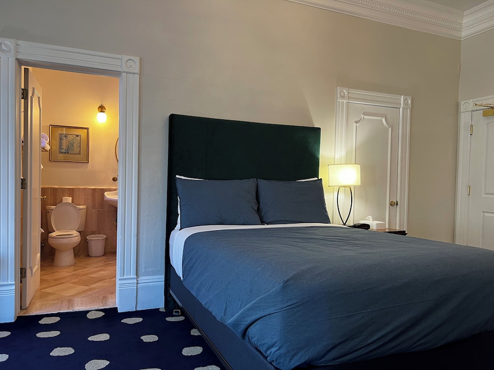 The Sterling Hotel - photo 11