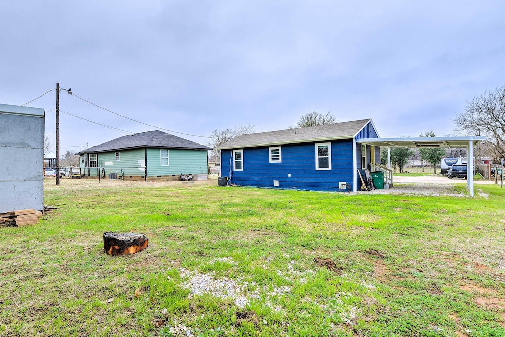 Lake Granbury Getaway 1 Block to Waterfront in Granbury, United States