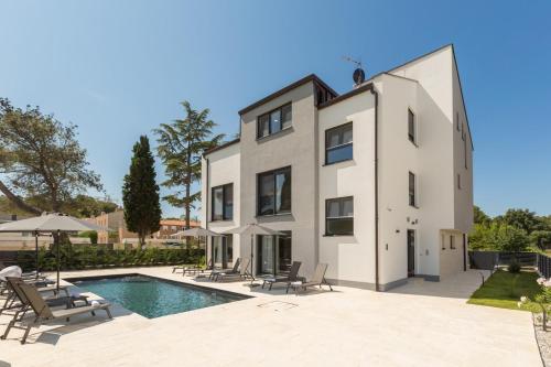 Luxury Apartment Matic I with shared Pool and Seaview — 4-Star Luxury Hotel in Funtana, Croatia