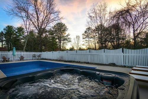 10 mins to DT Asheville Pool Hot Tub Game Room in Asheville, United States