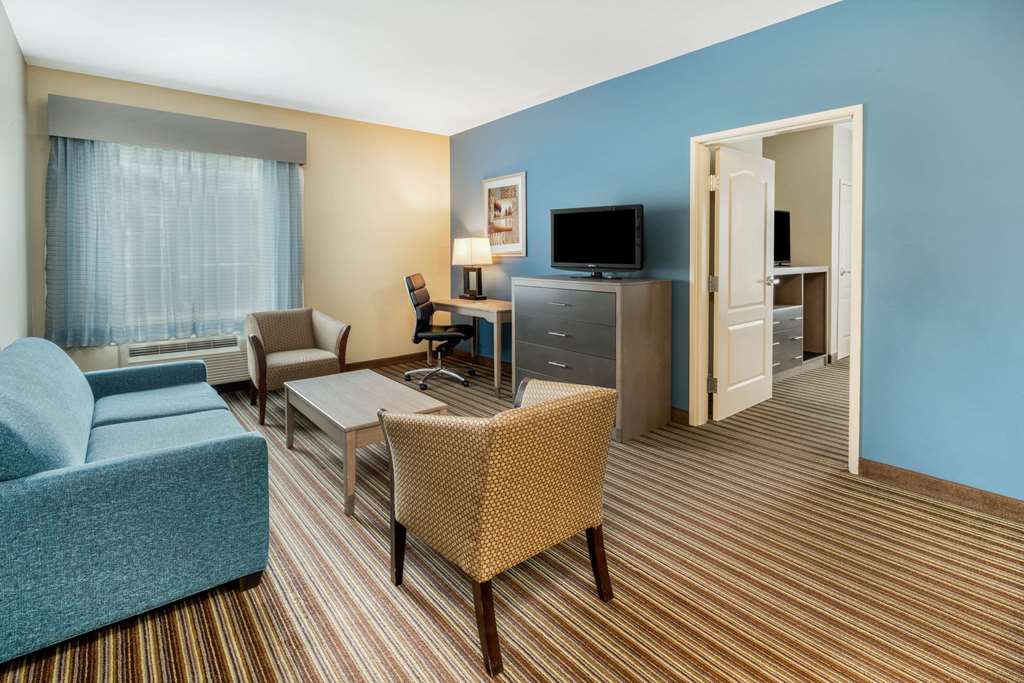 La Quinta Inn & Suites by Wyndham Broussard Lafayette Area - photo 22