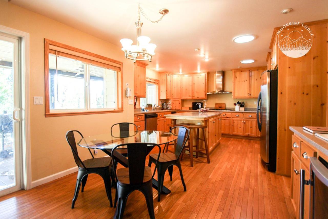 Moonrise Lodge A Large Vacation Home in Mariposa — 4-Star Luxury Hotel in Mariposa, United States