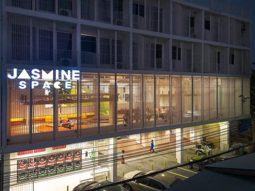 Jasminespace - carbon neutral hotel in Khlong San