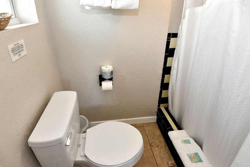Shoreline Suites & Cabana Cottages - photo 99