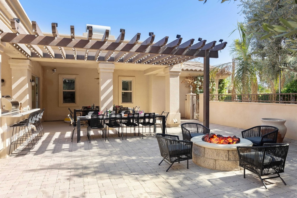 The Date Palm Estate by Avantstay Expansive Estate w Game Room Backyard Oasis w Pool & Spa - photo 5