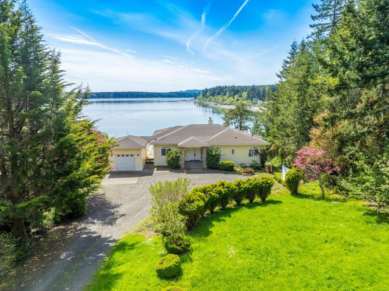 Shelton Waterfront hot tub fire pit beach garden — 4-Star Luxury Hotel in Shelton, United States