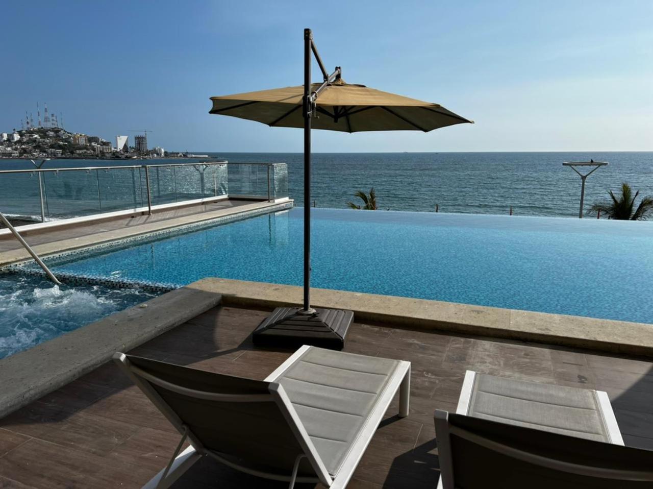 Luxury condo en Malecón Alberca Infinity & Jacuzzi — 4-Star Luxury Hotel in Mazatlan, Mexico