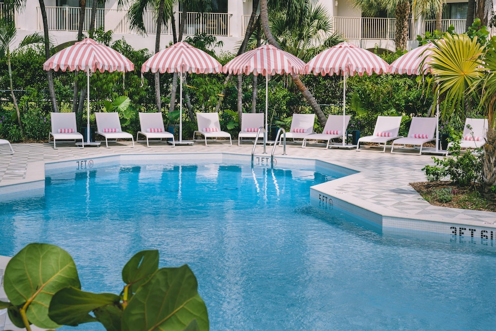 Hampton by Hilton Grand Cayman Seven Mile Beach — 4-Star Luxury Hotel in George Town, Cayman Islands