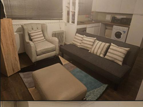 1 Bed House Sleeps 2 Free Parking Tv 20719207 — Romford