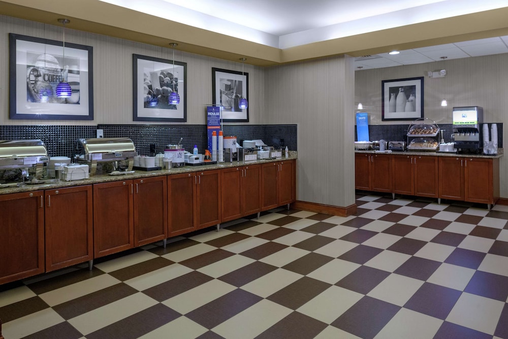 Hampton Inn Woodbridge - photo 31