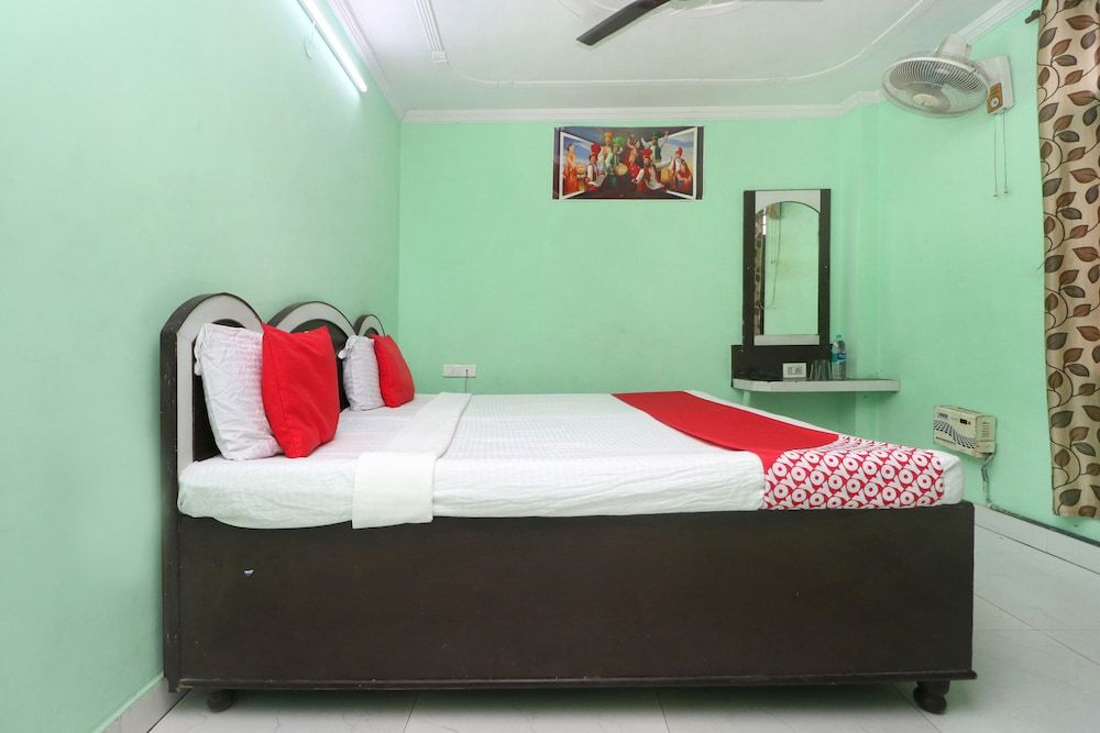 OYO 24095 Radha Swami Guest House