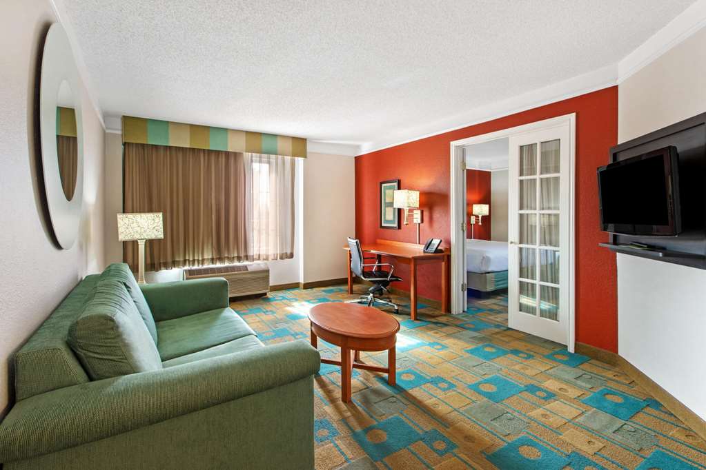 La Quinta Inn & Suites by Wyndham Albuquerque West - photo 23