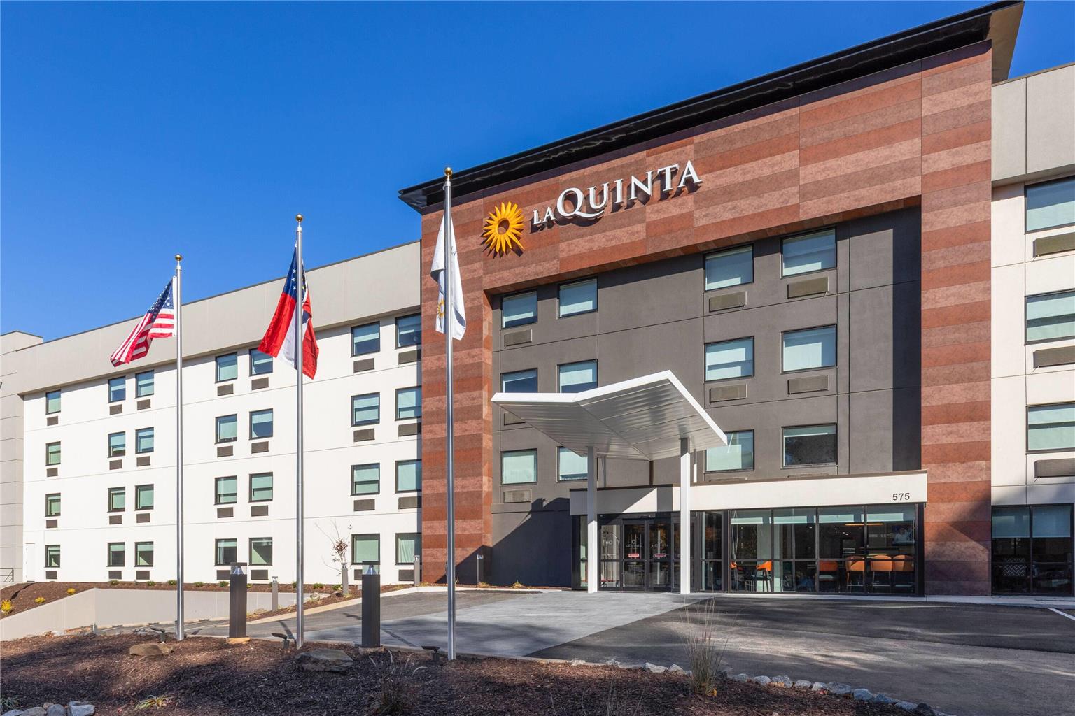 La Quinta Inn & Suites by Wyndham Atlanta Roswell - photo 2