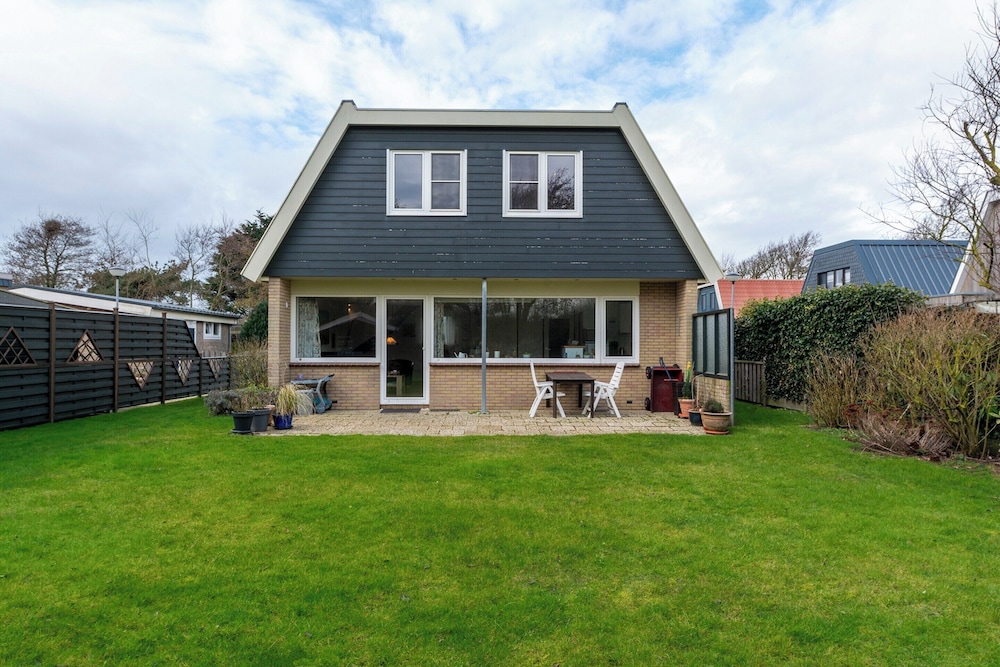 Holiday Home Callantsoog near Sandy Beach — 4-Star Luxury Hotel in Callantsoog, Netherlands