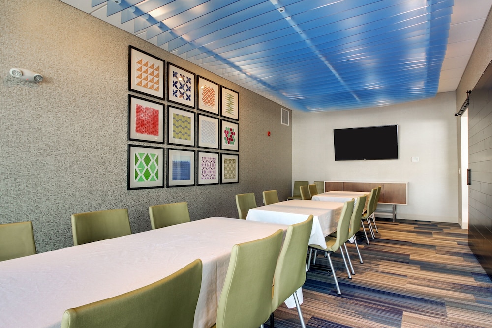 Holiday Inn Express & Suites Galesburg by IHG - photo 56