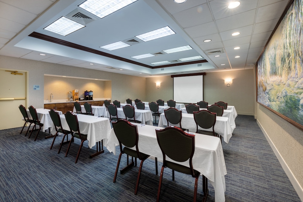 Holiday Inn Express State College at Williamsburg Square by IHG - photo 40