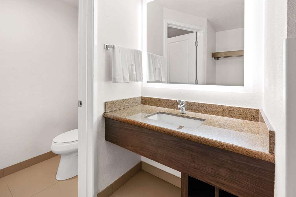 La Quinta Inn & Suites by Wyndham Portland NW - photo 21