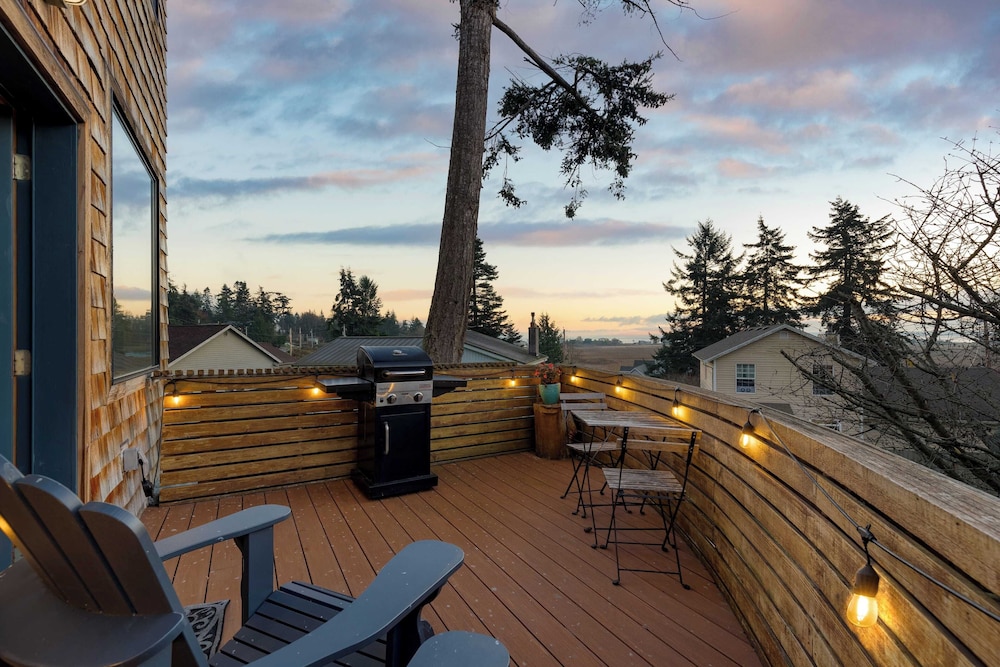 Deck Views Fire Pit Pool 3 Mins to Beach Madrona Tree Retreat by Avantstay in Coupeville, United States