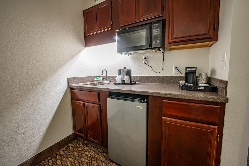 Christopher Inn and Suites - photo 24