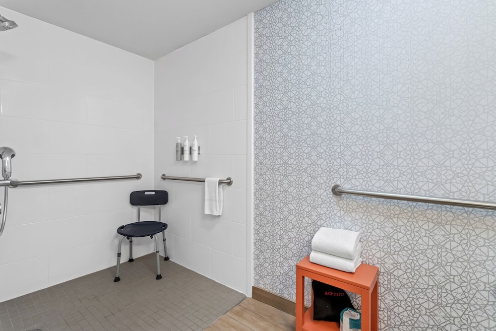 Hampton Inn & Suites Farmington - photo 22