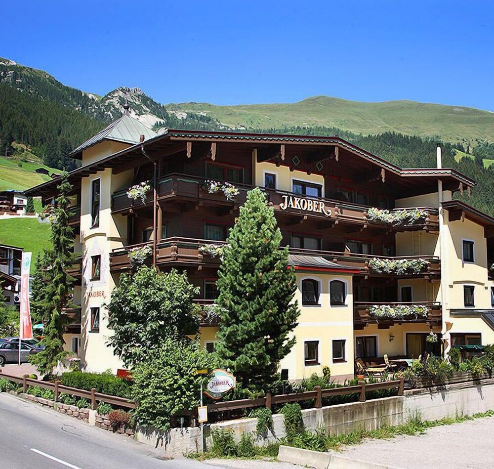 Hotel Garni Jakober B&B und Appartements — 4-Star Luxury Hotel in Tux, Austria