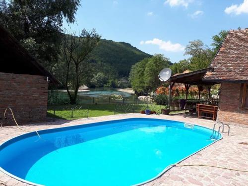 River paradise Vikendica sa bazenom ladarom i kaminom na samoj obali Vrbasa Banja Luka in Banja Luka, Bosnia and Herzegovina