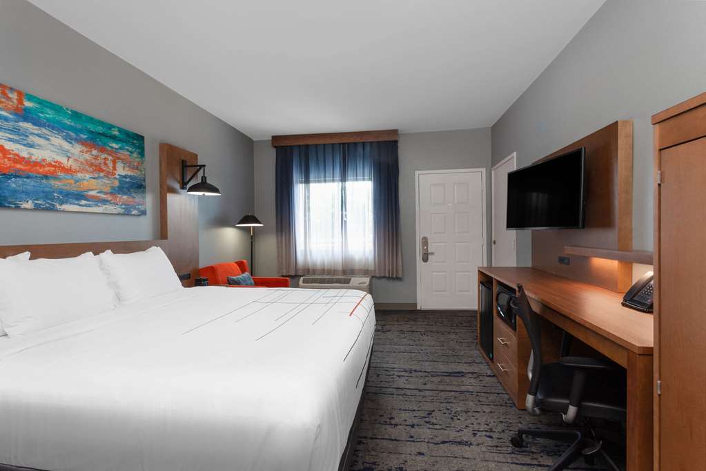 La Quinta Inn & Suites by Wyndham Ft. Myers Sanibel Gateway - photo 18