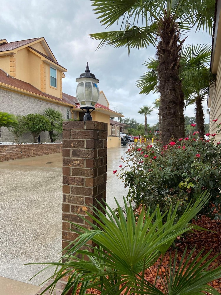 Savannah Inn and Suites - photo 18