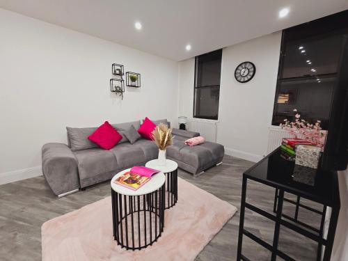 Abbey Corner by Nivaas 3 Located in the heart of the city centre 5 minute walk to train station 20 minutes to London via train