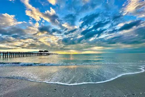 85 TV Elegant Naples Escape at World Tennis Club Beach 4mi Sauna Heated Pools Sauna Hot tub — 4-Star Luxury Hotel in Naples, United States