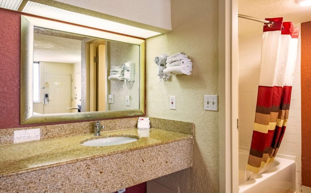Red Roof Inn Palm Harbor Tarpon Springs - photo 5